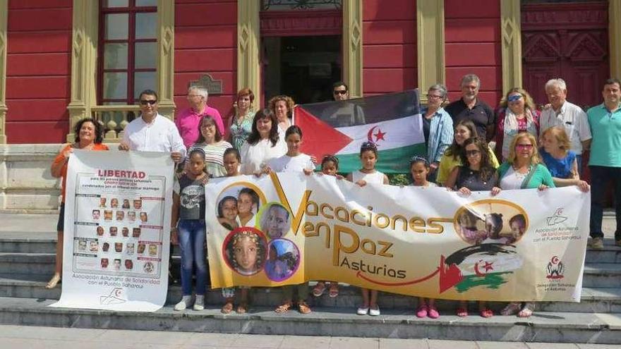 Foto de familia de los niños saharauis que pasarán el verano en la comarca de Peñas y las autoridades locales.