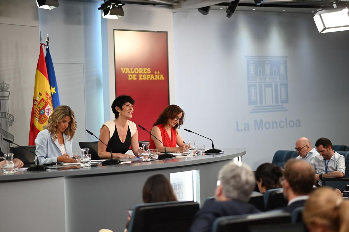 La vicepresidenta segunda y ministra de Trabajo y Economía Social, Yolanda Díaz; la ministra de Inclusión, Seguridad Social y Migraciones y portavoz del Gobierno, Elma Saiz, y la ministra de Sanidad, Mónica García, este martes en rueda de prensa posterior al Consejo de Ministros.