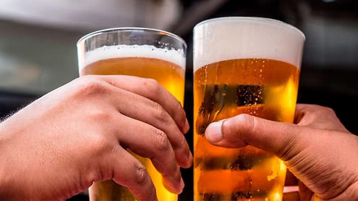 Dos personas brindando con cerveza.