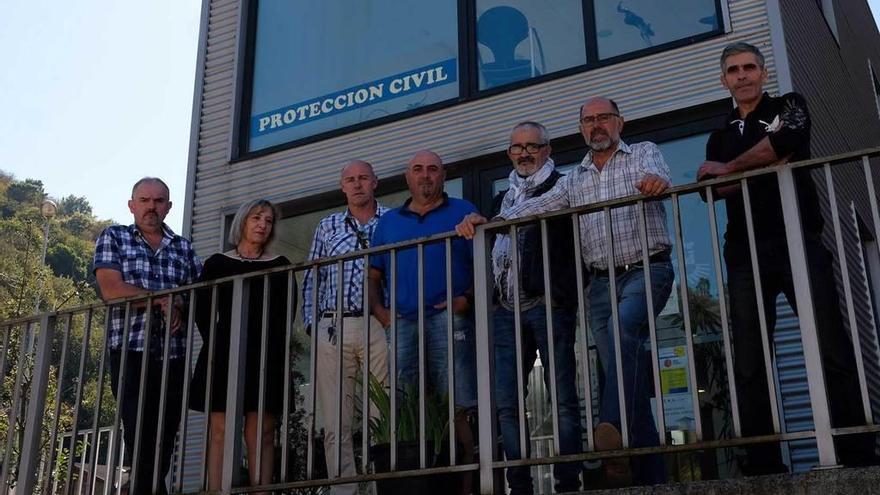 Por la izquierda, Vicente Ortega, Elena Menéndez, Felipe Burón, José Luis Gutiérrez, Juan Luis Nepomuceno, Pedro Domínguez y Miguel Ángel Pérez, en la sede de Protección Civil en Santullano.