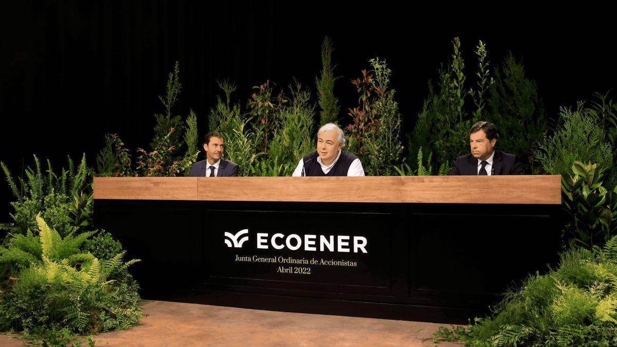 Junta de accionistas de Ecoener con su presidente Luis de Valdivia en el centro.