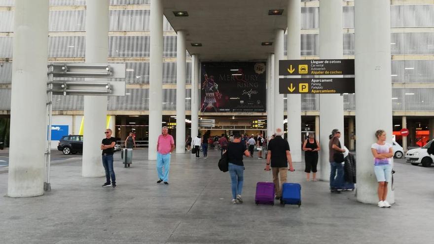 Turistas en el aeropuerto de Palma.