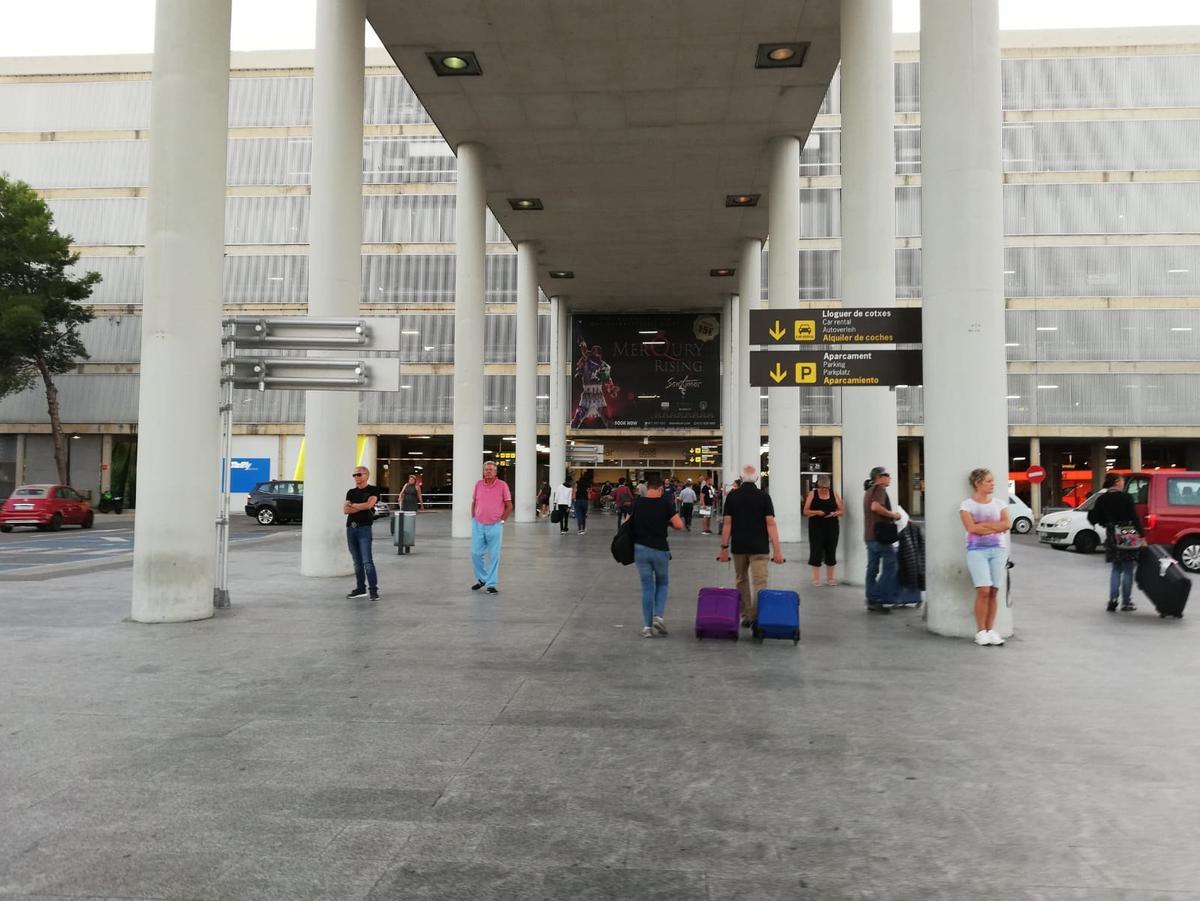 Archivo - Turistas en la terminal de llegadas en el aeropuerto de Palma. Archivo. Recurso.