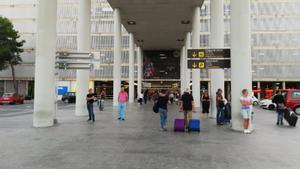 Archivo - Turistas en la terminal de llegadas en el aeropuerto de Palma. Archivo. Recurso.