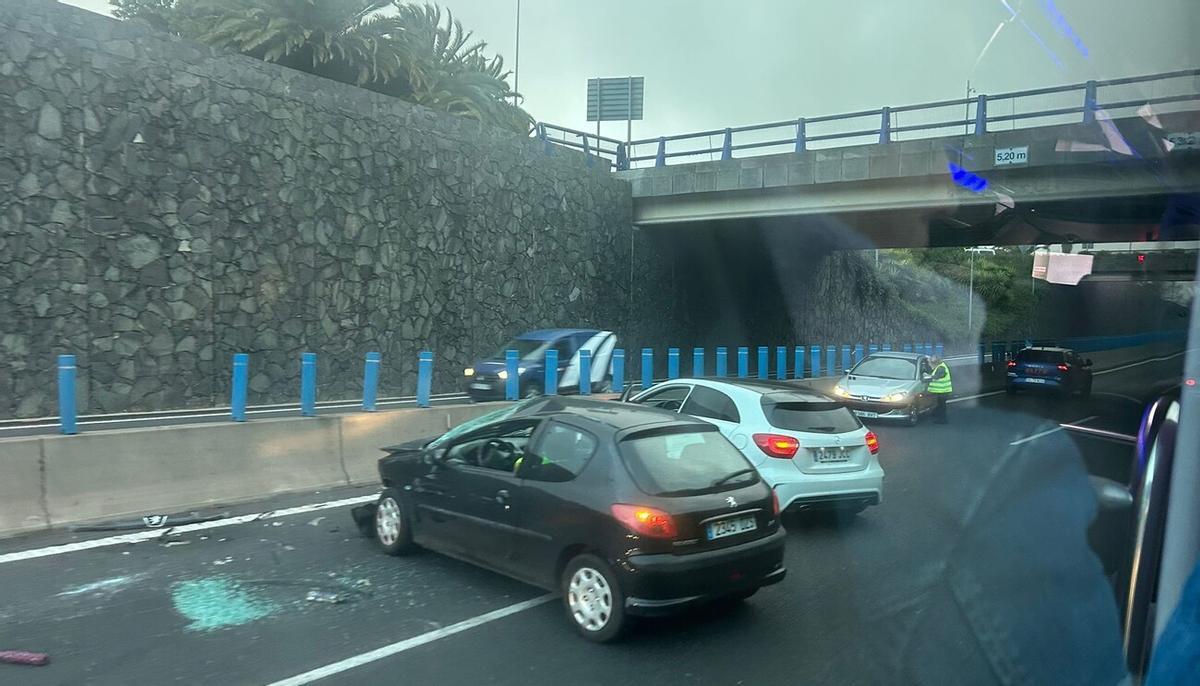 Accidente por un choque múltiple en la TF-5, a la altura del aeropuerto en dirección a Santa Cruz de Tenerife