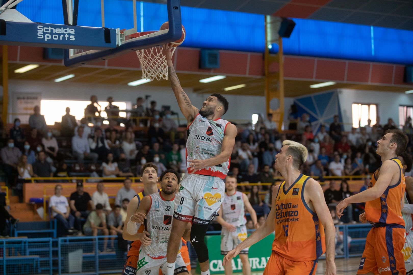 GALERÍA | Las mejores imágenes del partido de baloncesto entre el Zamora Enamora y el Valencia Basket "B"