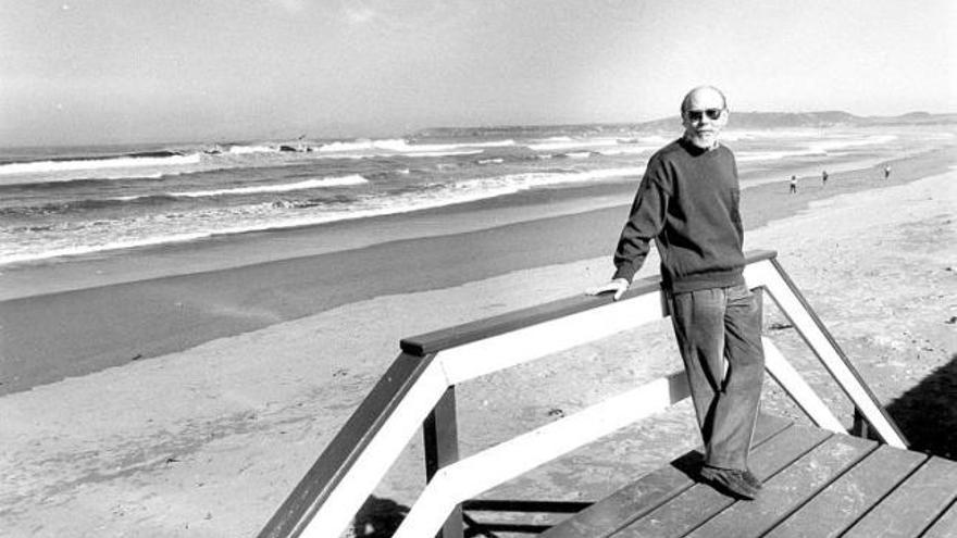 José Luis Martín Vigil, en la playa de Salinas.