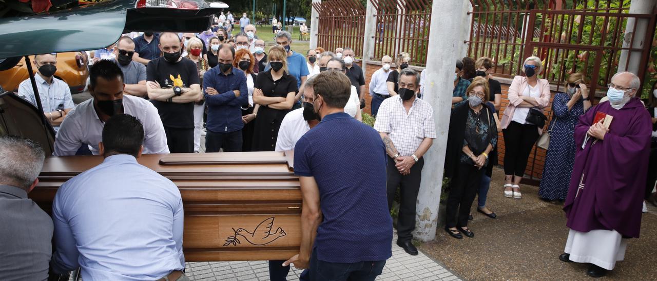 Así fue la emotiva despedida a Eladio Currás, el guardia civil jubilado que murió en un incendio en Gijón