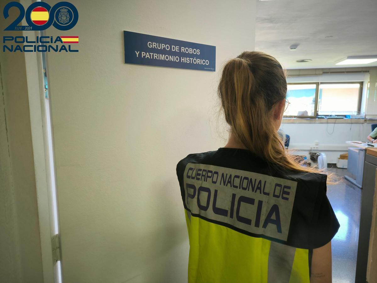 Una agente del Grupo de Robos de la Policía Nacional.