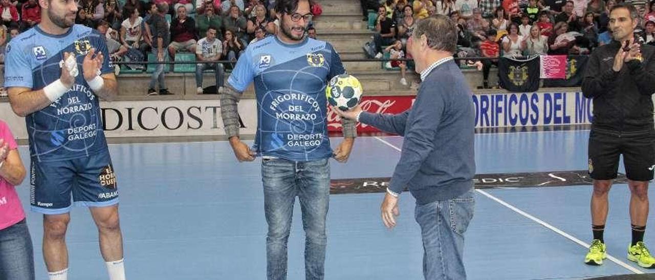 Del kayak al pabellón. Rodrigo Germade, uno de los integrantes de la saga de olímpicos de Cangas, recibió un merecido homenaje en O Gatañal antes del Frigoríficos-Puerto Sagunto por su clasificación para Tokio. El club le entregó una camiseta y un balón firmado por los jugadores. Santos Álvarez