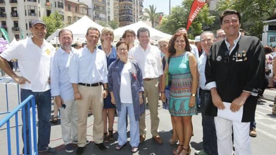 Dirigentes del PP junto al presidente provincial, José Císcar, antes de una mascletà de Hogueras.