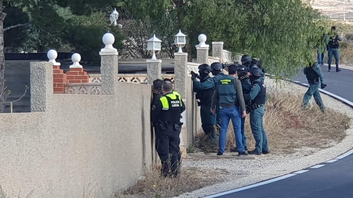 Tiroteo en Alicante: un hombre se atrinchera con una escopeta en un chalet de El Moralet y deja heridos a cinco guardias civiles