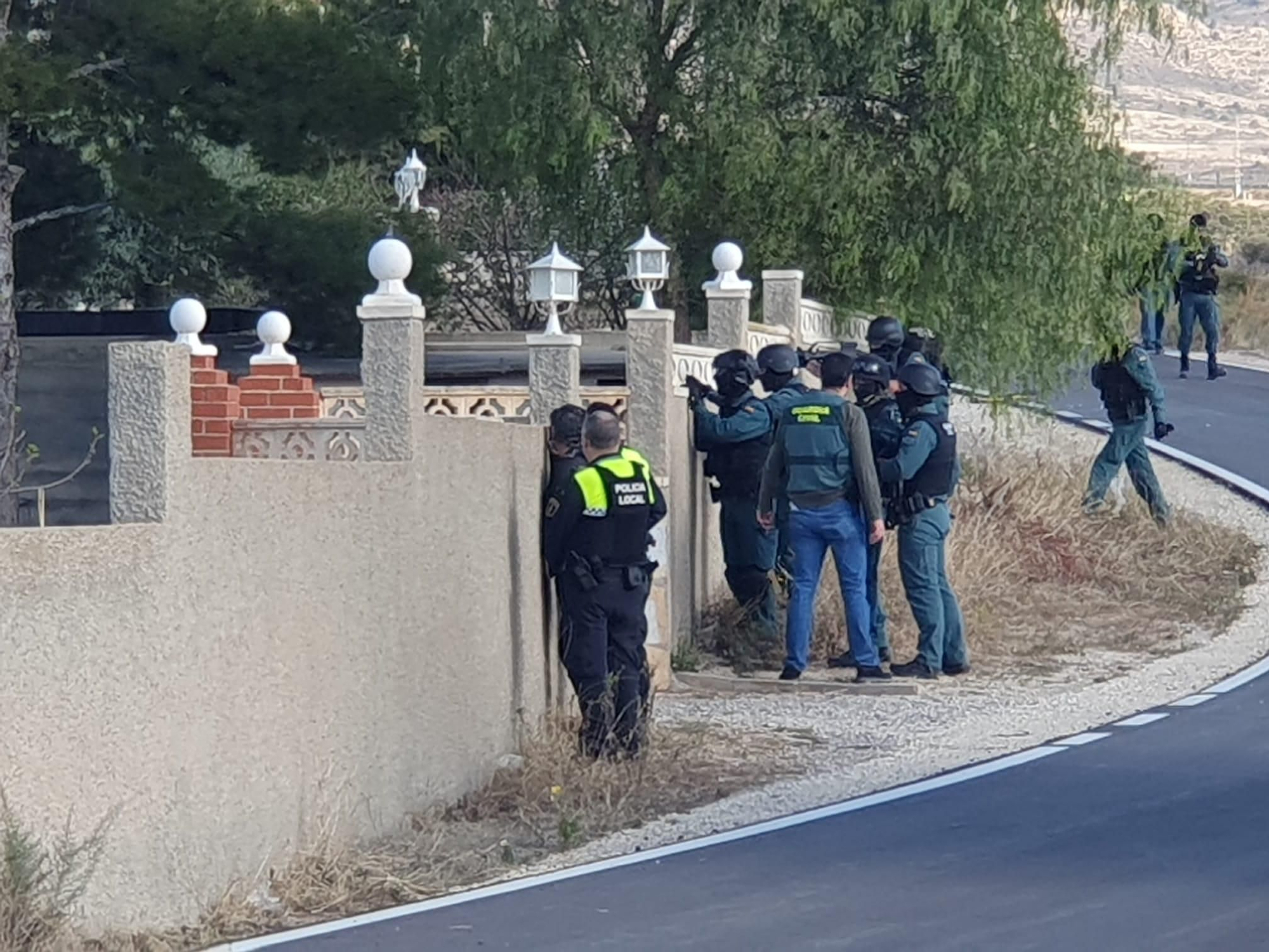 Tiroteo en Alicante: un hombre se atrinchera con una escopeta en un chalet de El Moralet y deja heridos a cinco guardias civiles