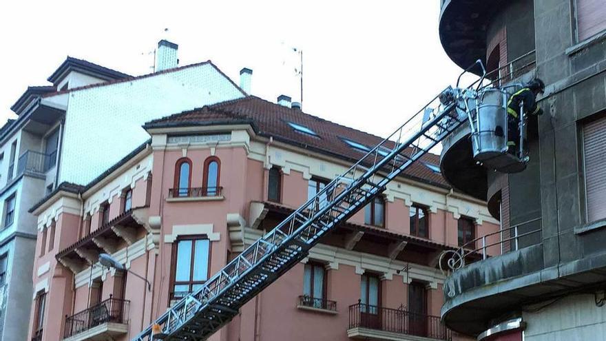 Cae una farola de la fachada de un piso en Mieres