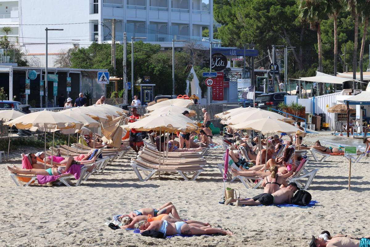Turistas en Cala de Bou el pasado mes de octubre.