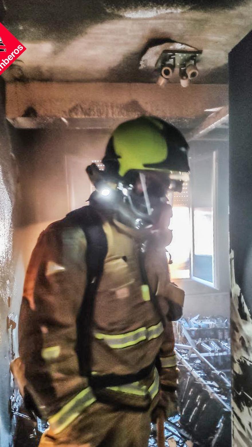 Imagen de la intervención de los bomberos en el cuarto piso del número 11 de la calle Nuestra Señora del Rosario de La Mata en Torrevieja