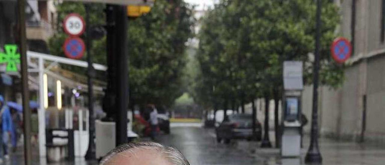 Dionisio García Carnero, en la calle Covadonga, ayer.