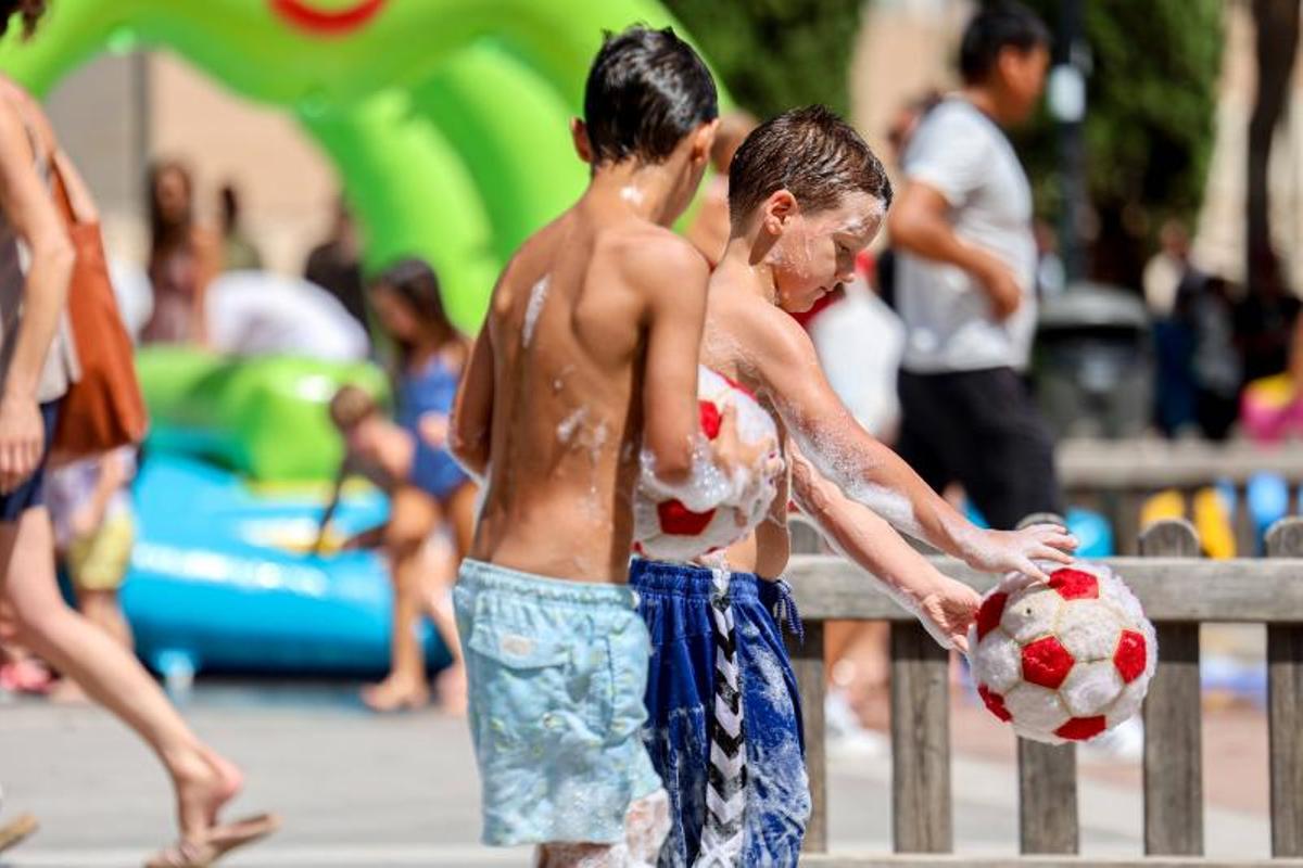 Colchonetas, fiesta de la espuma, espectáculo de magia y talleres: Todas las imágenes de la jornada de las Festes de la Terra protagonizada por los vecinos más pequeños Colchonetas, fiesta de la espuma, espectáculo de magia y talleres: Todas las imágenes de la jornada de las Festes de la Terra protagonizada por los vecinos más pequeños