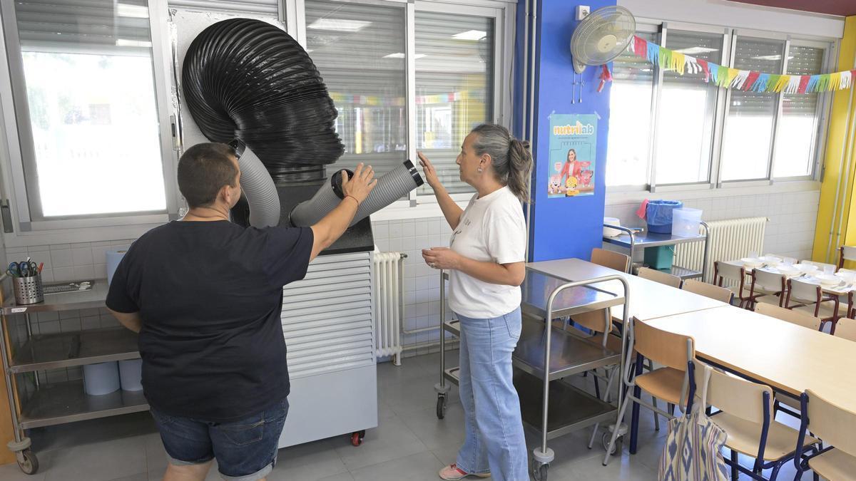 La concejala de Educación de Paiporta, Olga Sandrós, supervisa la nueva climatización en el CEIP Lluis Vives de Paiporta.