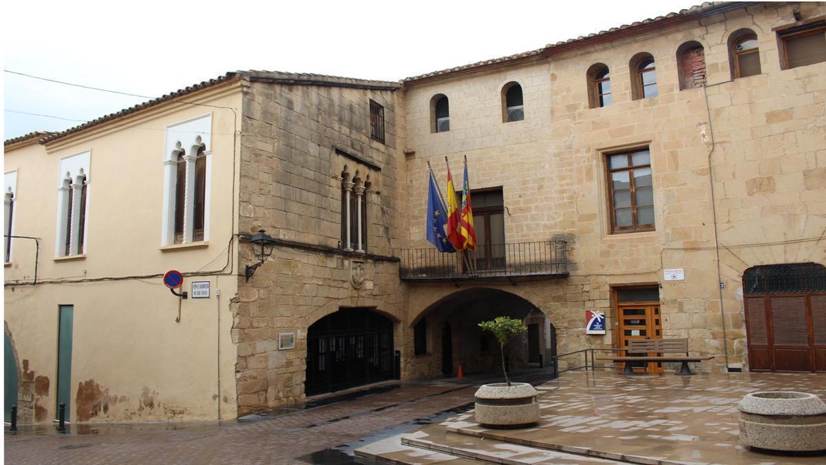 Fachada del ayuntamiento de Cabanes, en una foto de archivo.