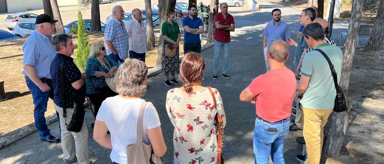 Reunión en el cementerio de Albaida con familiares de los represaliados, miembros de Memorial Democràtic de la Vall d&#039;Albaida, el diputado Ramiro Rivera, técnicos del proyecto y los alcaldes de Albaida y Alfarrasí.