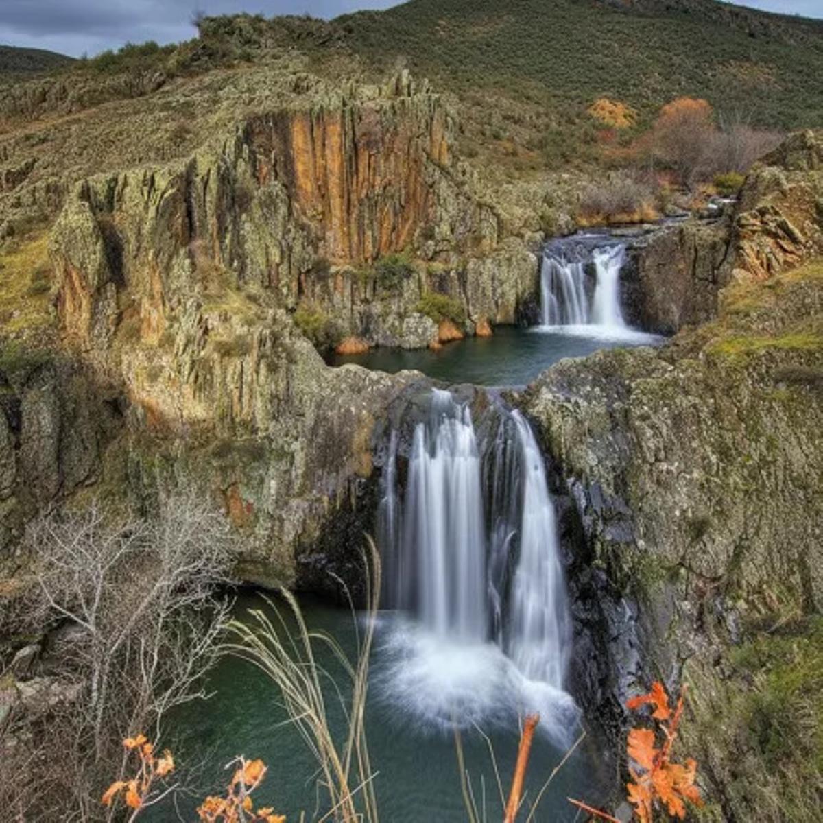 Las dos cascadas con dos balsas de agua en forma de aljibe tienen una altura total de unos diez metros