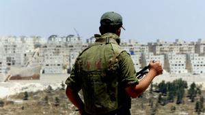 Un soldado israelí vigila el asentamiento ilegal de Har Homah, en las afueras de Belén, en pleno Territorio Ocupado de Palestina.