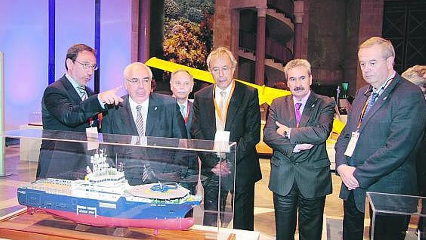 Vicente Álvarez Areces, junto a José Manuel Manzanedo, Graciano Torre y Francisco González Buendía, atiende a las explicaciones sobre unas maquetas de buques expuestas en la muestra organizada por Innovamar.