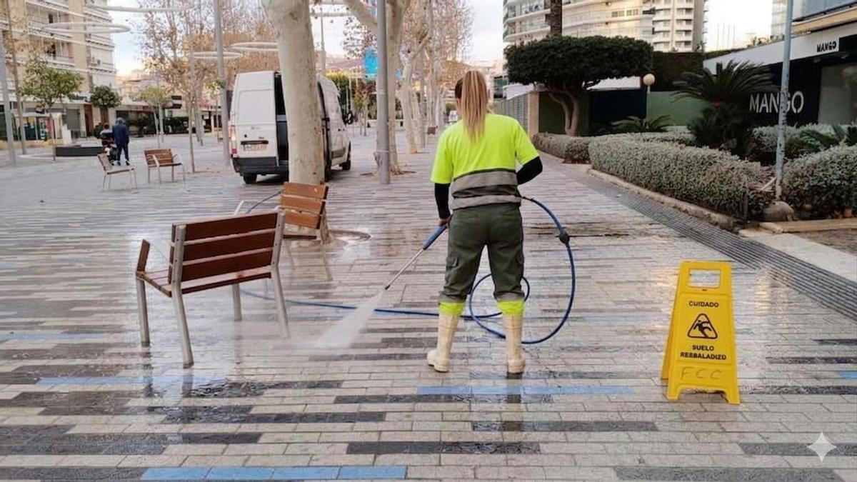 ●	Actualmente Benidorm aprovecha el 35% de sus aguas residuales para el riego de zonas verdes, espacios deportivos o baldeos de limpieza viaria