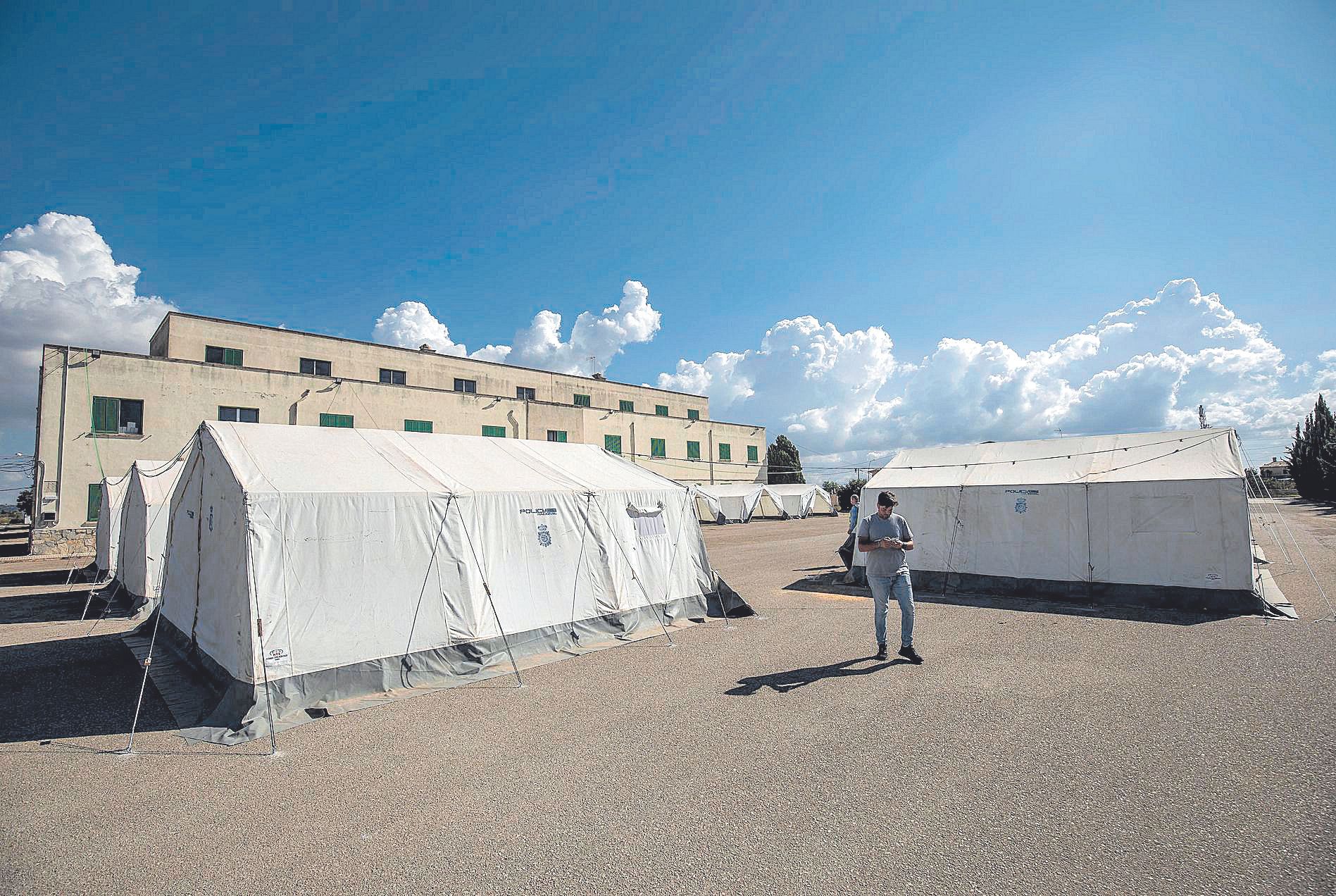 Vista general del centro para migrantes habilitado en el antiguo acuartelamiento de Son Tous, en Mallorca