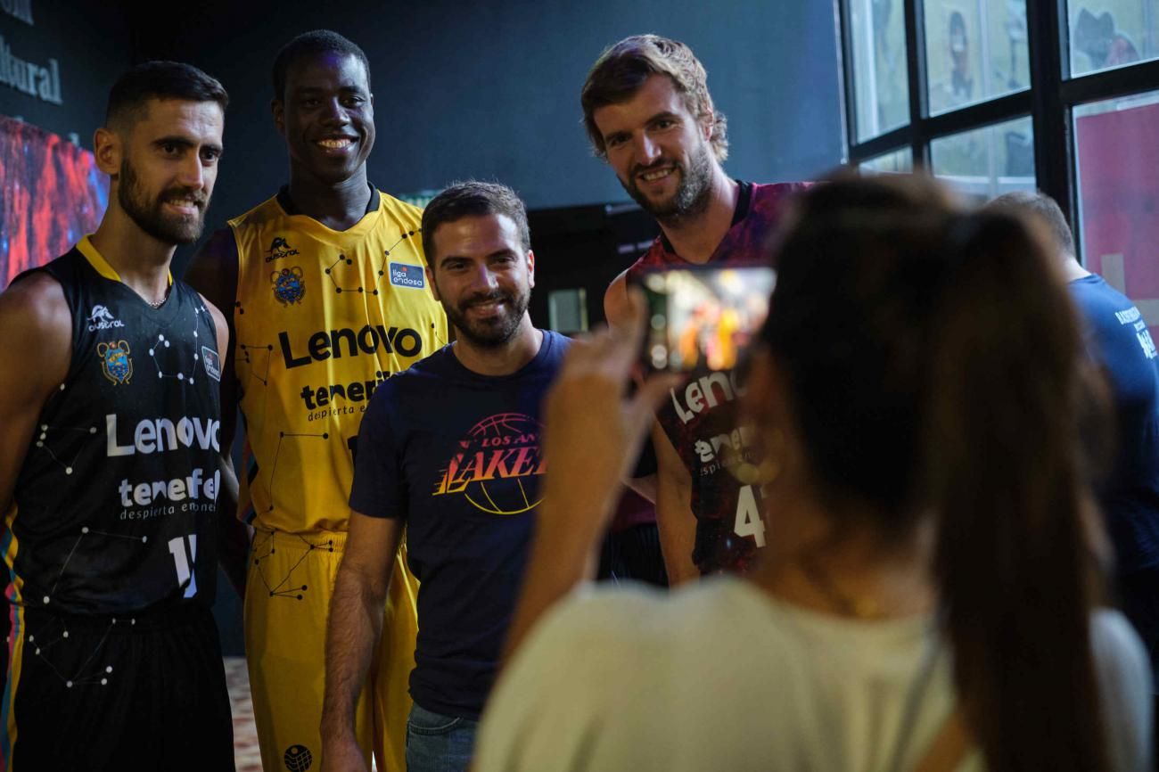 Presentación de las nuevas equipaciones del Lenovo Tenerife