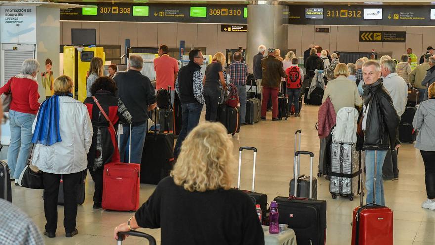 Turistas en la terminal de salidas del aeropuerto de Gran Canaria, en marzo