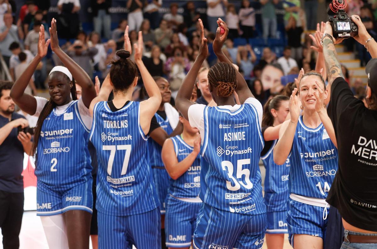 Las jugadoras del Azulmarino Mallorca celebran con la afición el triunfo del pasado sábado ante el Canoe en Son Moix.