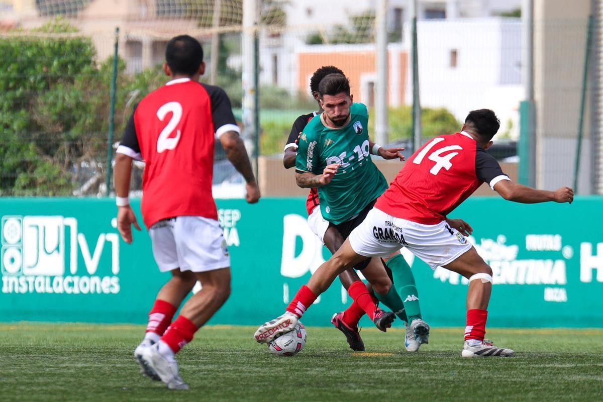 Imágenes de la derrota de la PE Sant Jordi por 1-2 ante el CD Migjorn