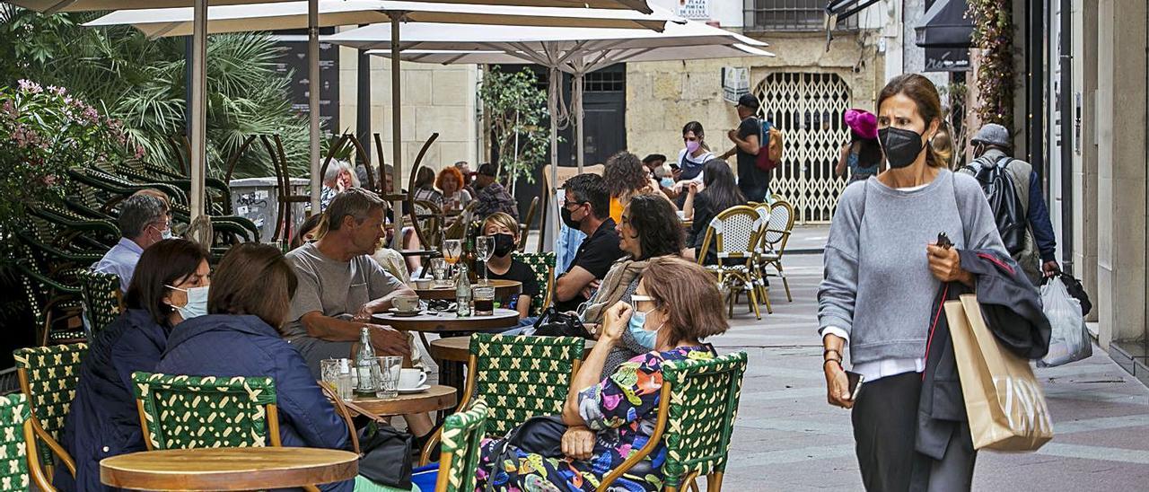 Ambiente en zona de terrazas de Alicante, ayer.