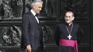 Andrea Bocelli, junto al arzobispo de Milán, Mario Delpini, a la salida del Duomo, en abril pasado.