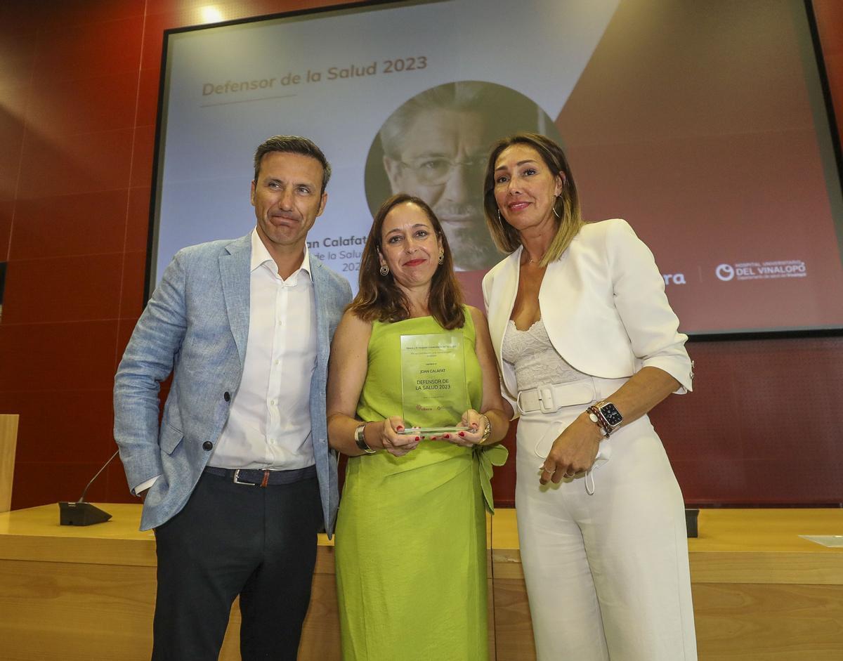 Angélica Alarcón, directora de Comunicación y Marketing del grupo Ribera, hace entrega del homenaje póstumo a Joan Calafat.