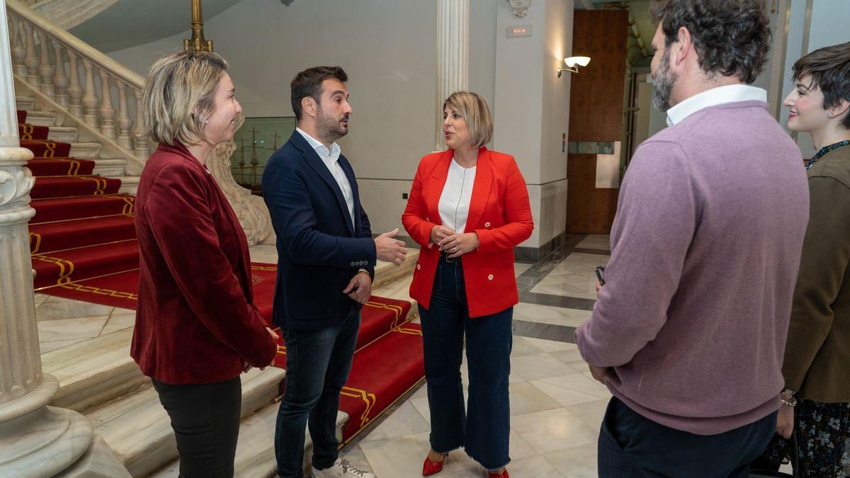 La alcaldesa Noelia Arroyo (c) con algunos de los responsables de estas jornadas.