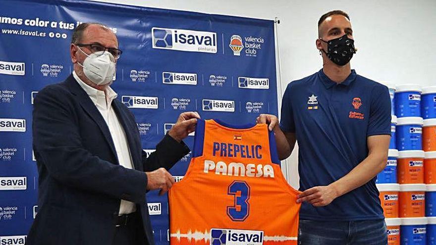 Klemen Prepelic, con su nueva camiseta taronja junto a Solá