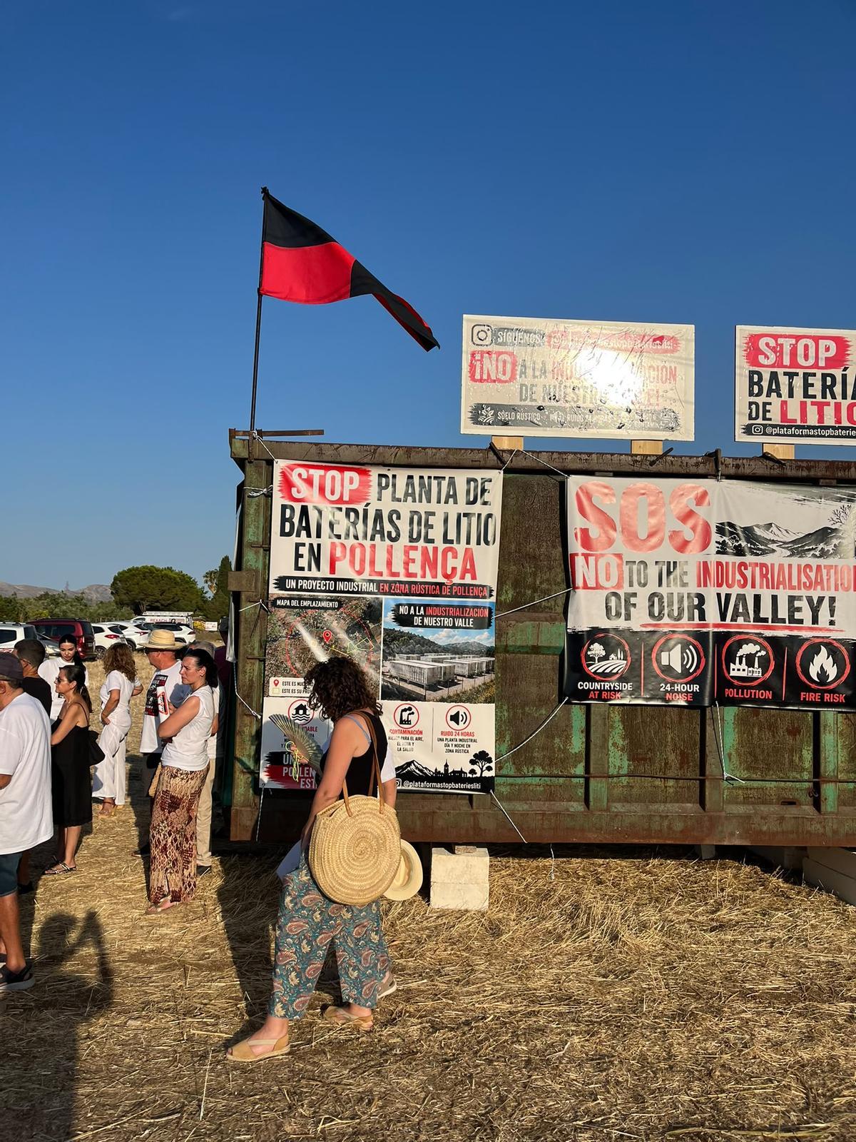 Los manifestantes instalaron un contenedor similar a los usados por estas plantas.