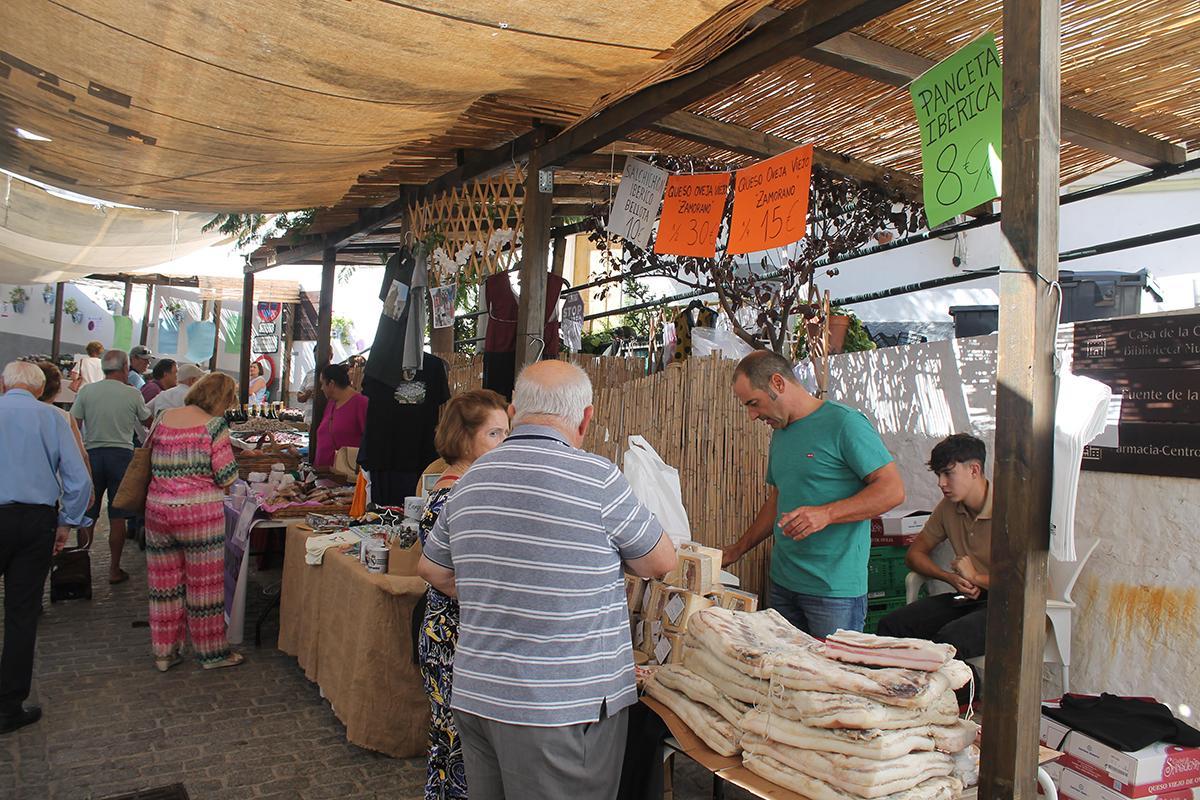 El mercado local ofrece chacinas, quesos y productos de la Axarquía