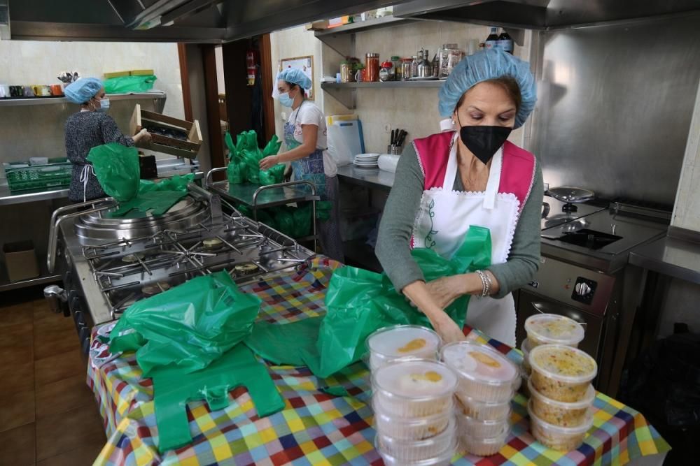 Reparto de menús navideños en el Comedor de Santo Domingo