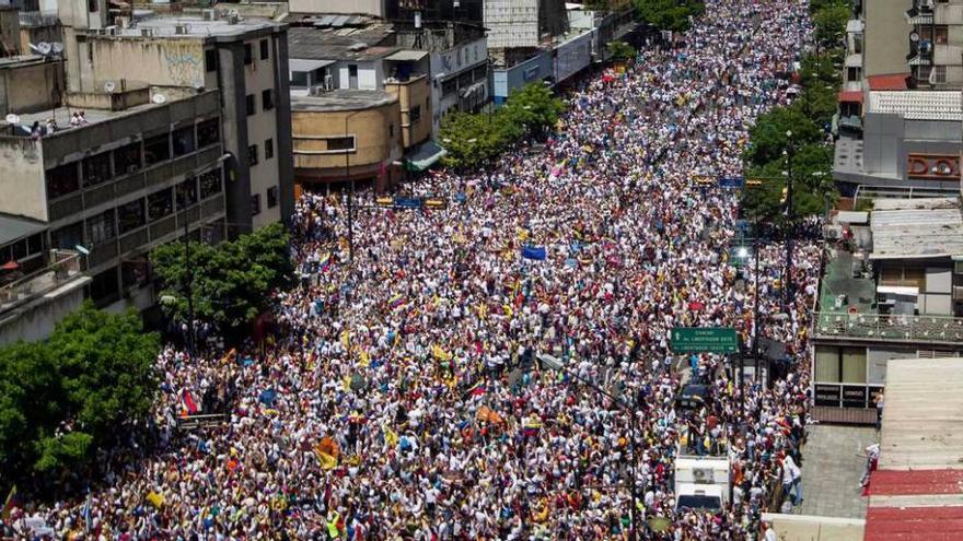 Multitudinaria manifestación, ayer, en Caracas para exigir la celebración del referéndum revocatorio contra Maduro.