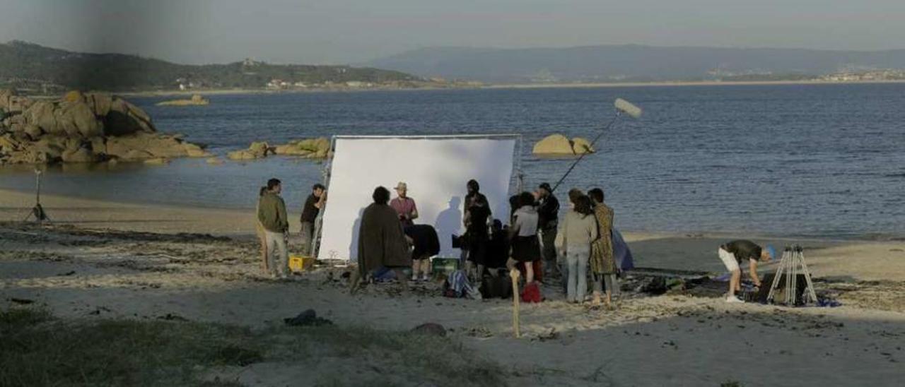 Un momento de la filmación en la playa de A Barrosa. // FDV