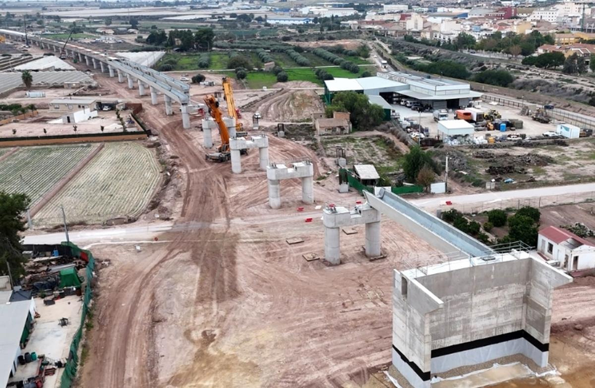Parte de la construcción del viaducto a su paso por Totana en su fase inicial, unas obras que forman parte de la línea de Alta Velocidad Murcia-Almería.