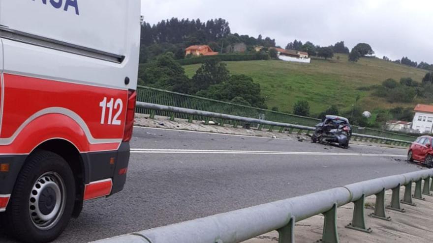 Un motorista y un conductor, heridos en una colisión múltiple en la Variante de Avilés