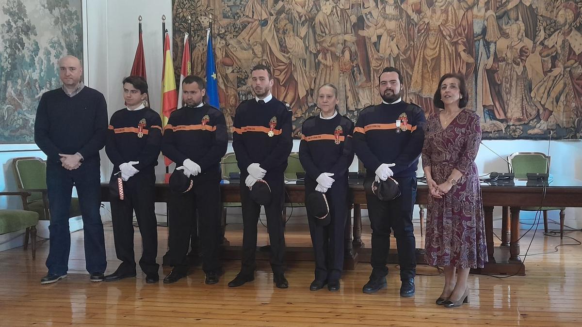 El concejal Javier Gómez y la alcaldesa, Ángeles Medina, junto con los efectivos de Protección Civil de Toro condecorados con la Cruz al Mérito.
