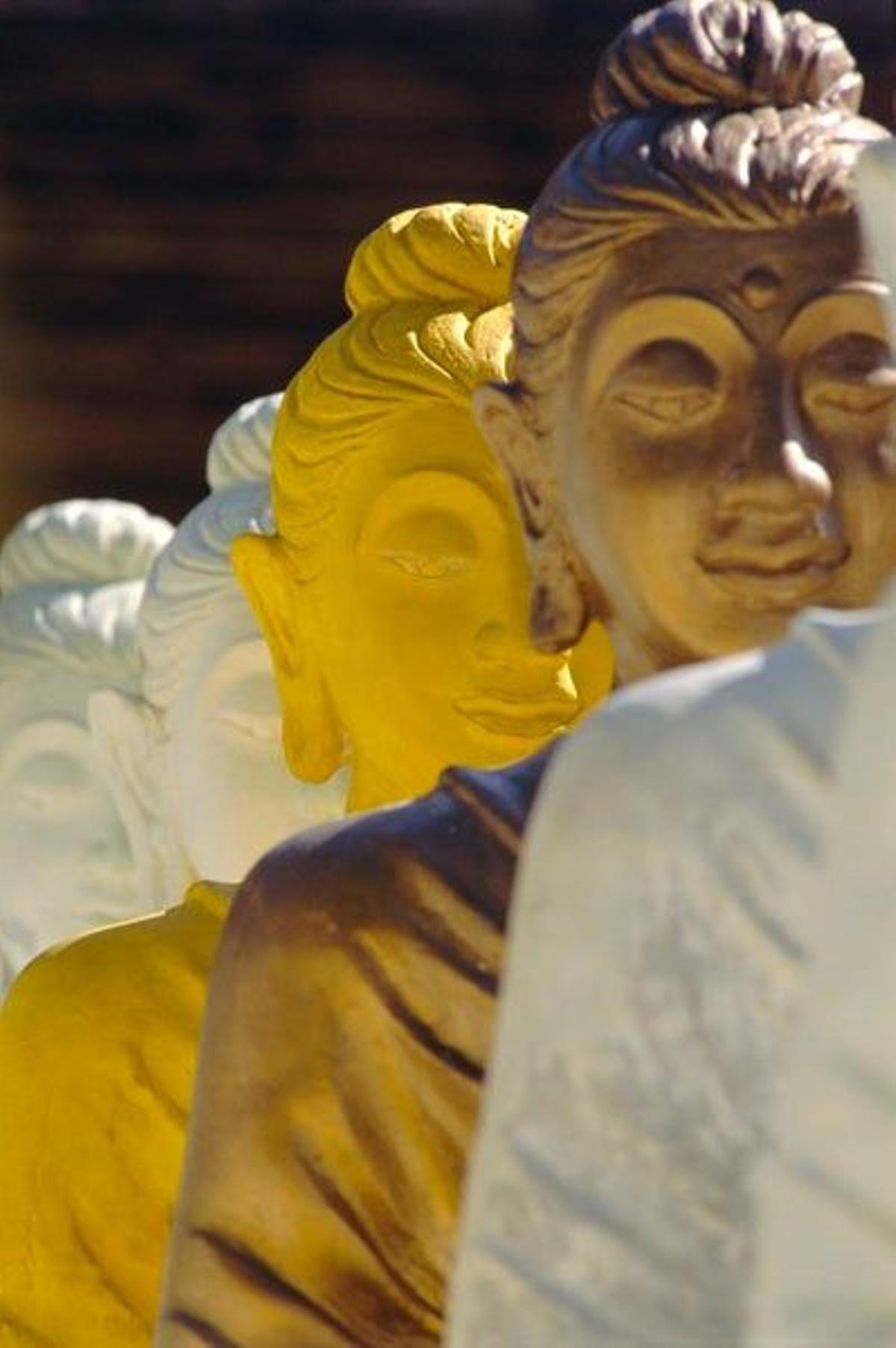 En Ko Samui hay un templo que contiene 106 estatuas de buda.