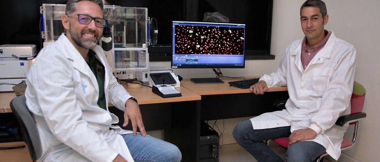 Los investigadores Gabriel Bretones y Alejandro Piñeiro, en su laboratorio.