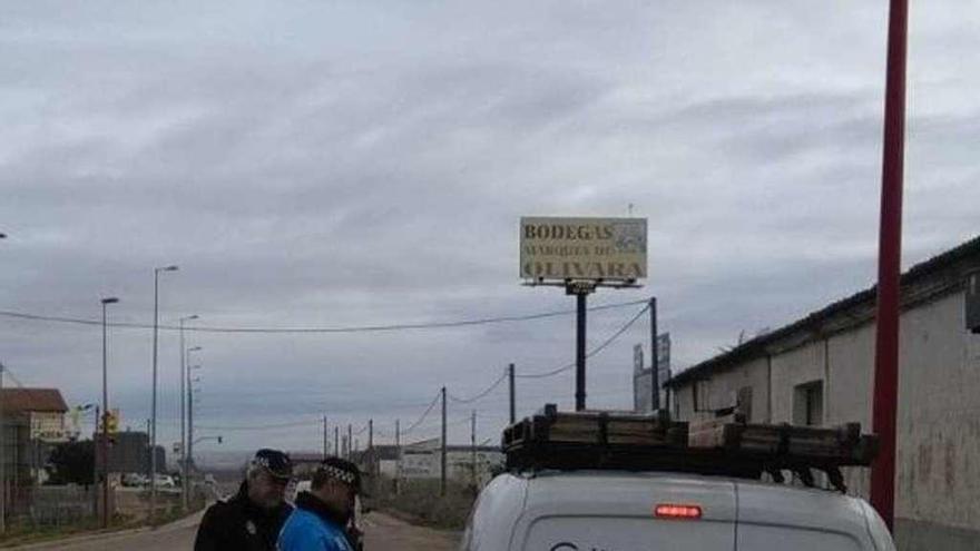 Agentes de la Policía Local inspeccionan una furgoneta.